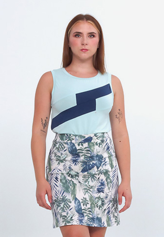 Camisole bleu pâle et jupe à motif feuilles