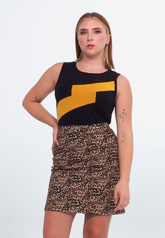 Camisole noire et jaune et jupe à motif léopard