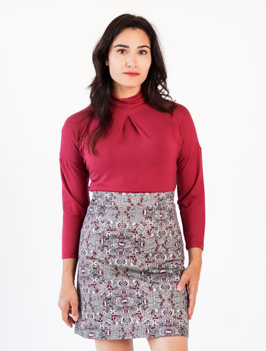 Chandail rouge à manches 3/4 et jupe fleuri
