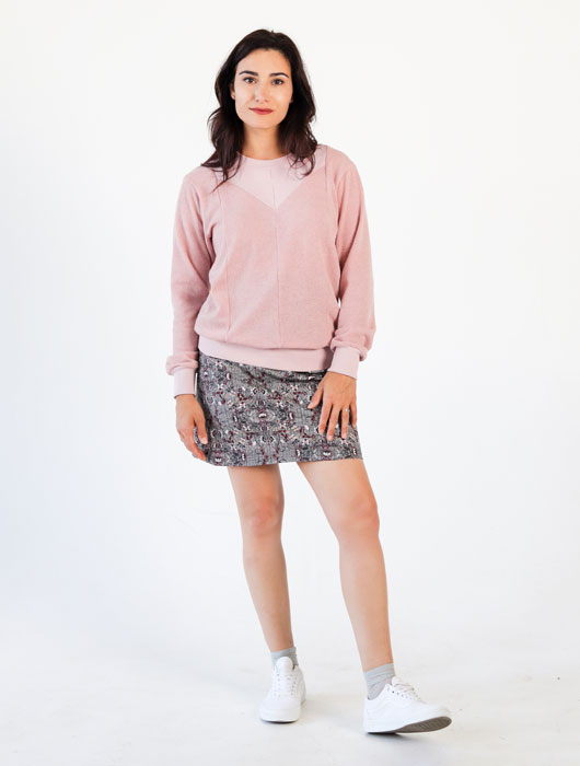 Chandail en tricot rose pâle et jupe fleuri