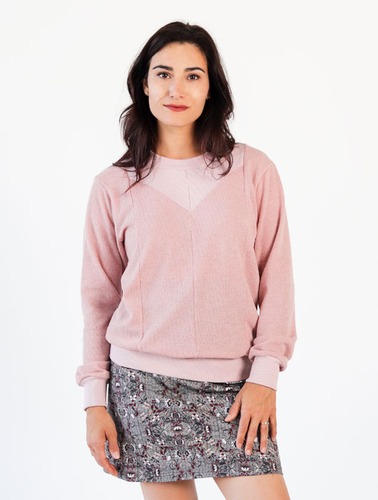 Chandail en tricot rose pâle et jupe fleuri