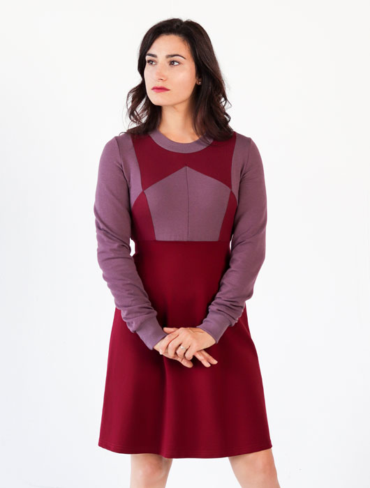 Robe rouge à empiècements