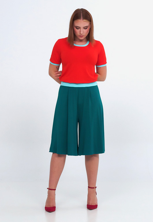 T-shirt orangé et pantalon gaucho turquoise