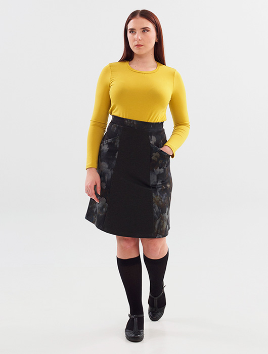 Chandail en modal jaune et jupe grise
