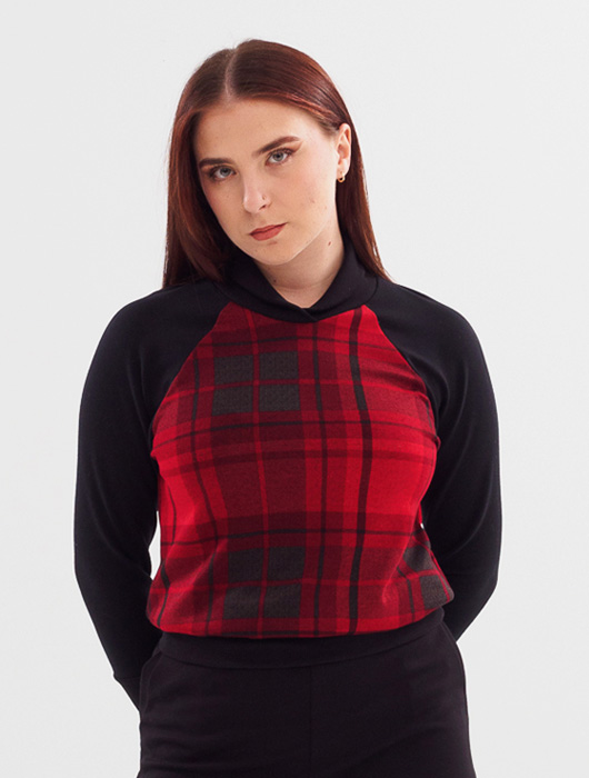 Chandail rouge et noir et pantalon noir.