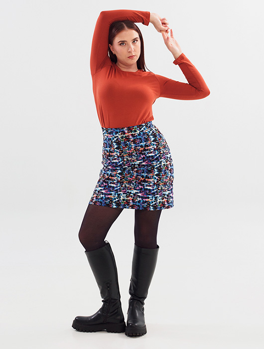 Chandail en modal caramel et jupe courte à motif coloré